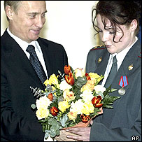 Президент Путин вручает букет цветов 