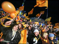 Оранжевые флаги и шары в руках демонстрантов