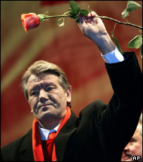 Виктор Ющенко с розой в руке